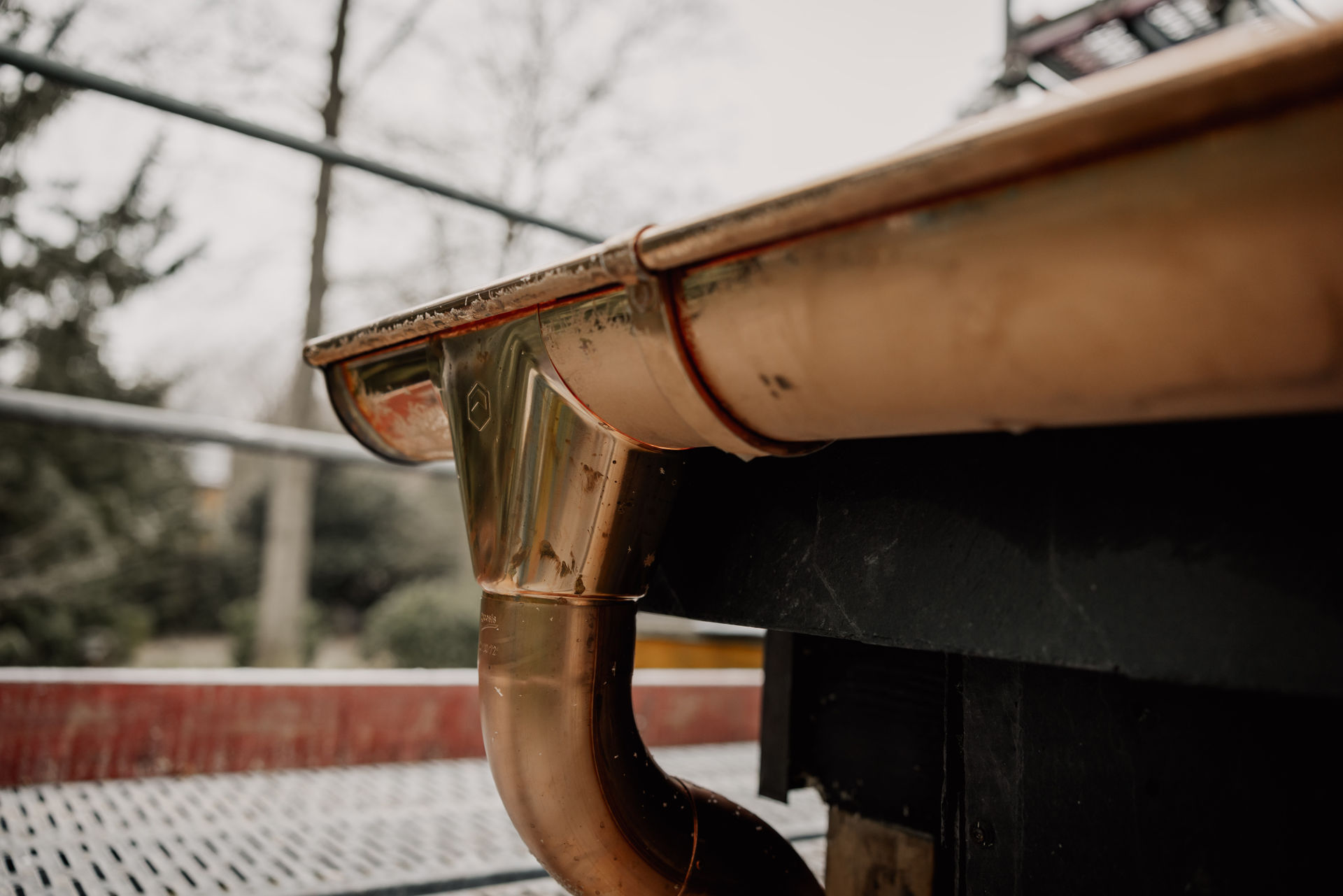 Bauklempnerei vom Profi: Maßgenaue Kupferregenrinne