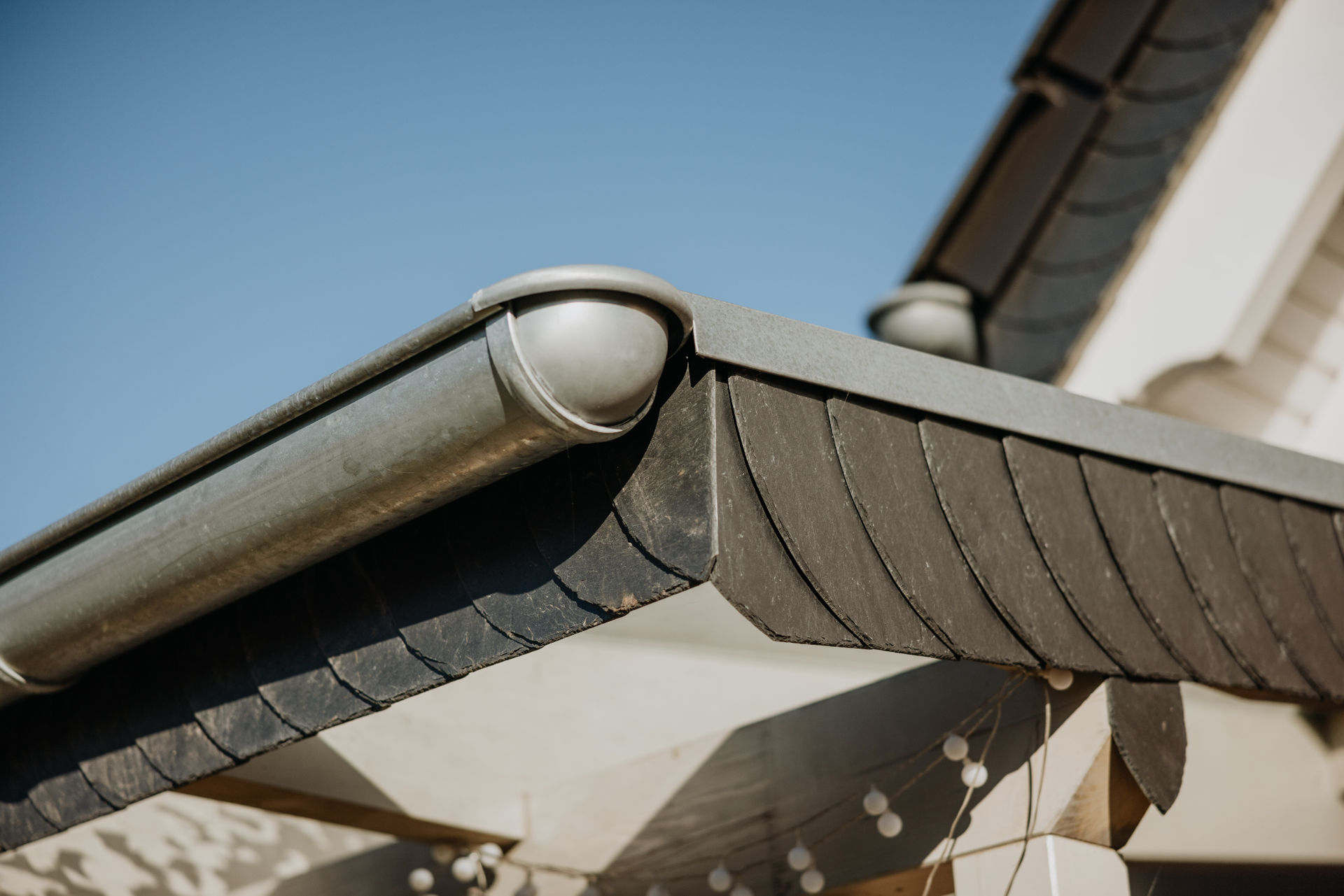 Regenrinne aus Zink am Carport