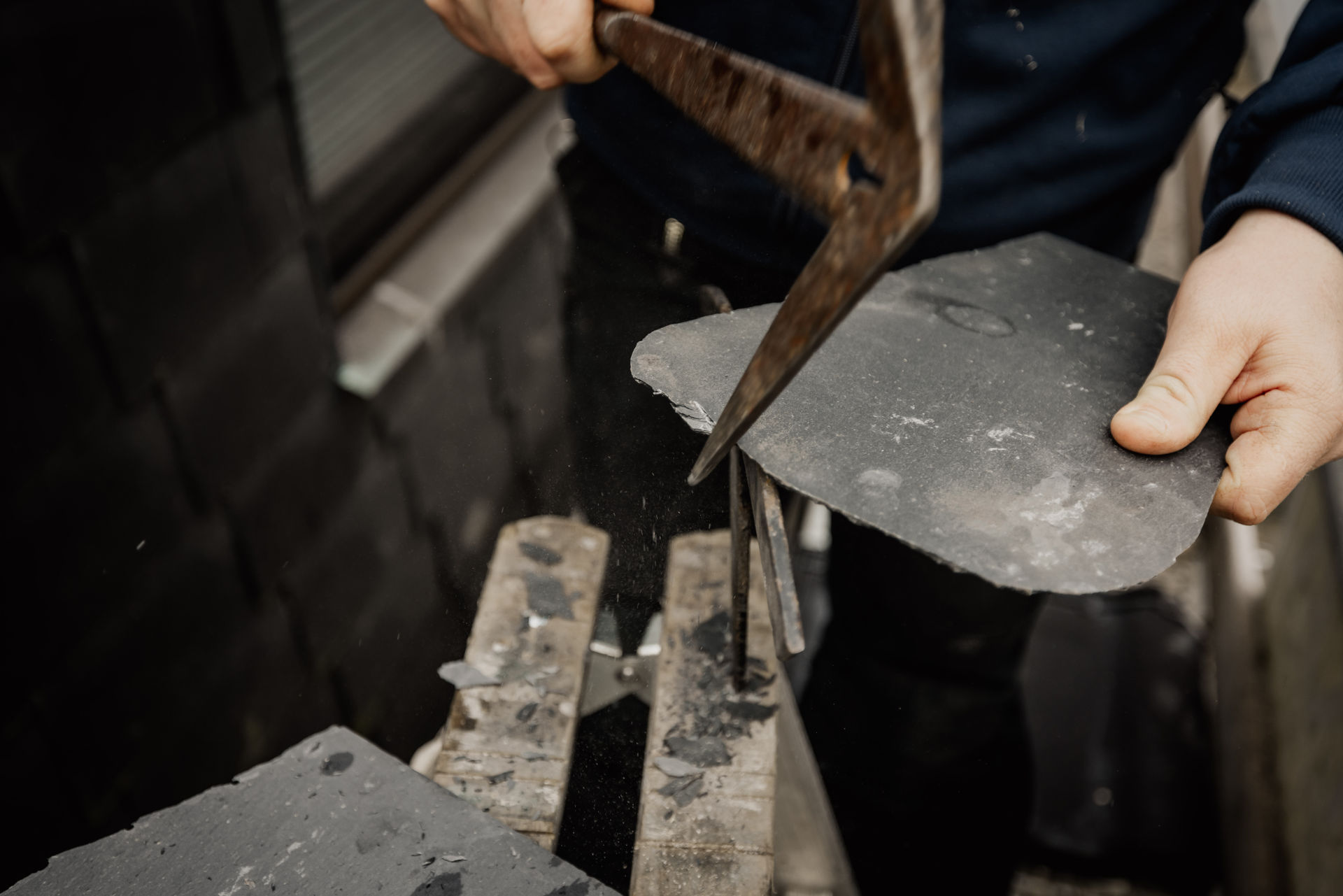 Verarbeitung des Schiefers für die neue FAssade