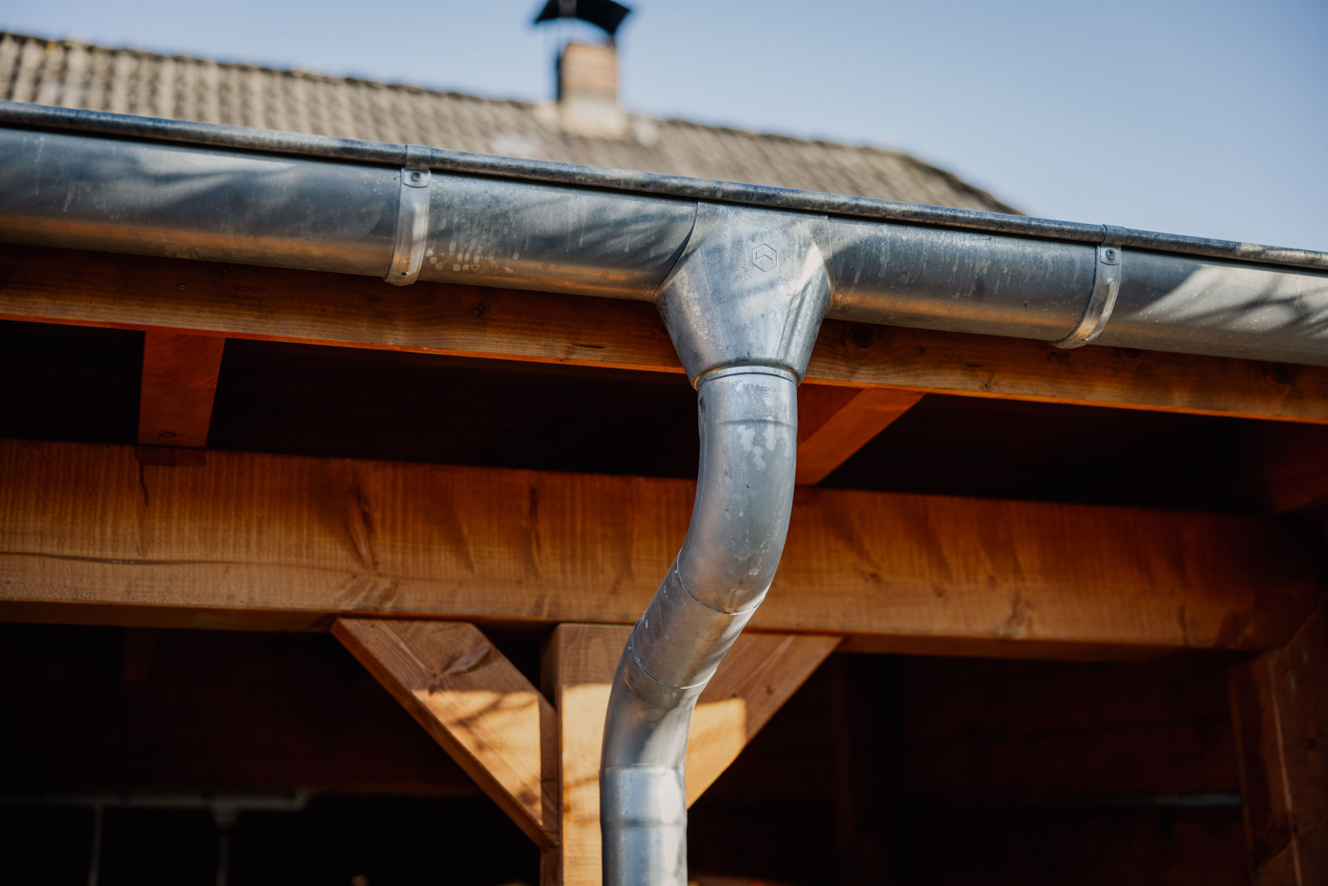 Regenrinnen und Reinigung für eine funktionierende Dachentwässerung.