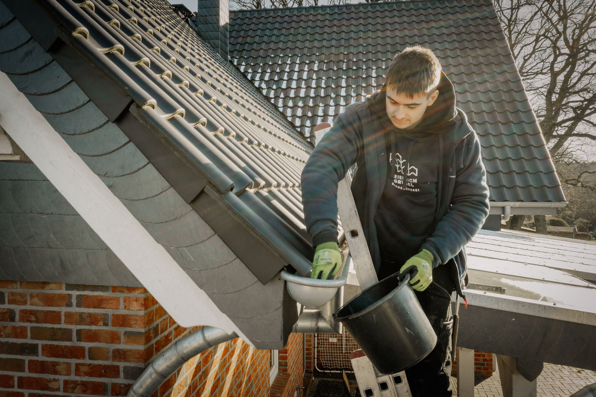 Gereinigte Regenrinnen zur Sicherstellung der Dachentwässerung.